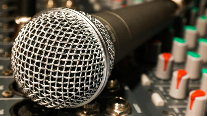 Micrófono sobre una consola